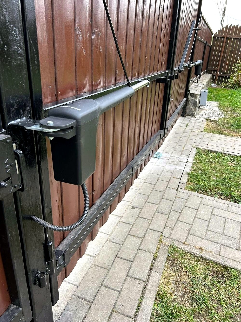 Kapunyitó motor telepítve